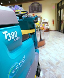 Fregadora robotizada Tennant Company limpiando un supermercado en modo autónomo. La fregadora utiliza la tecnología LIDAR para navegar alrededor de objetos y personas de forma segura.